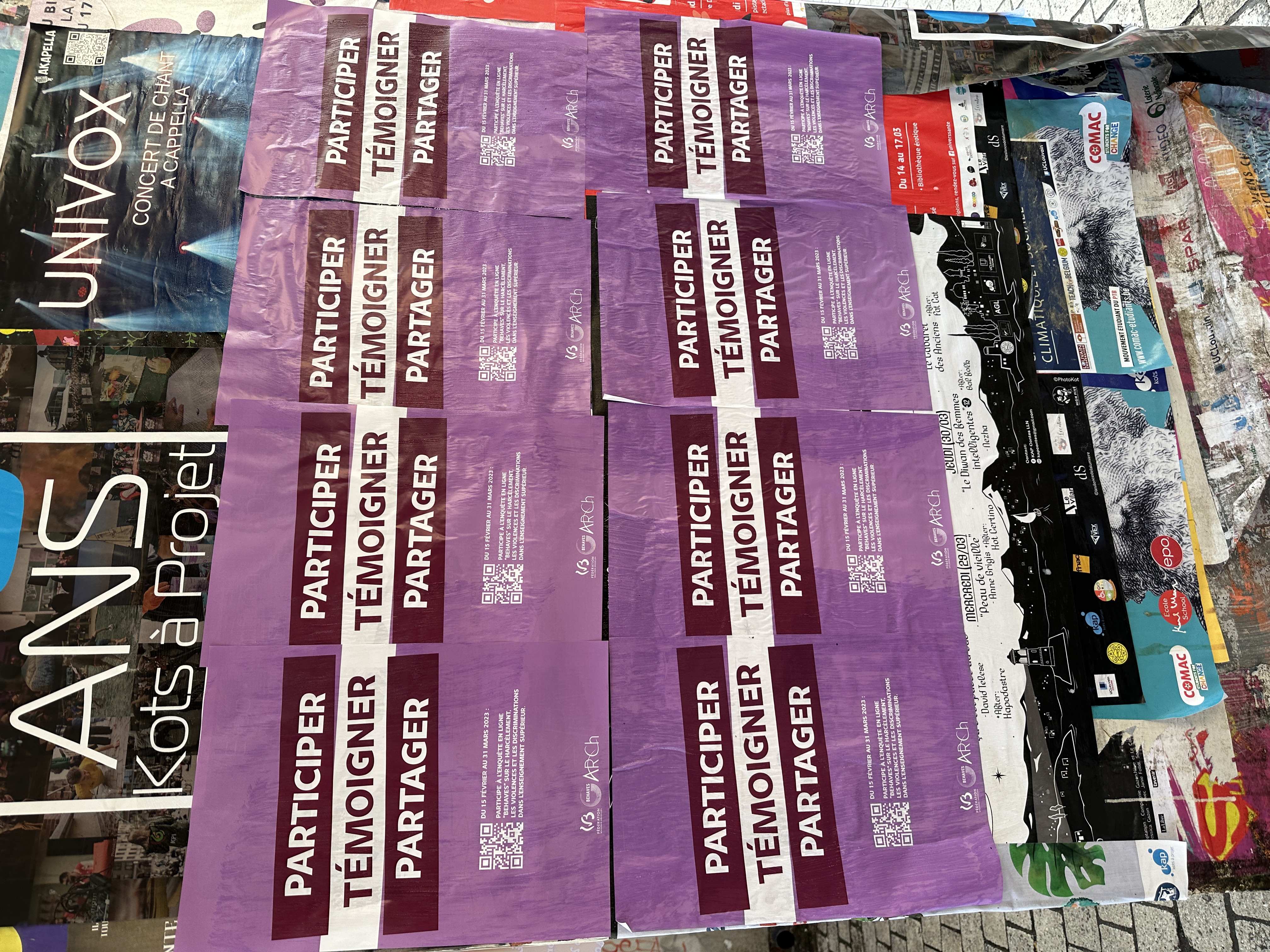Mur de campus recouvert d'affiches BEHAVES en série