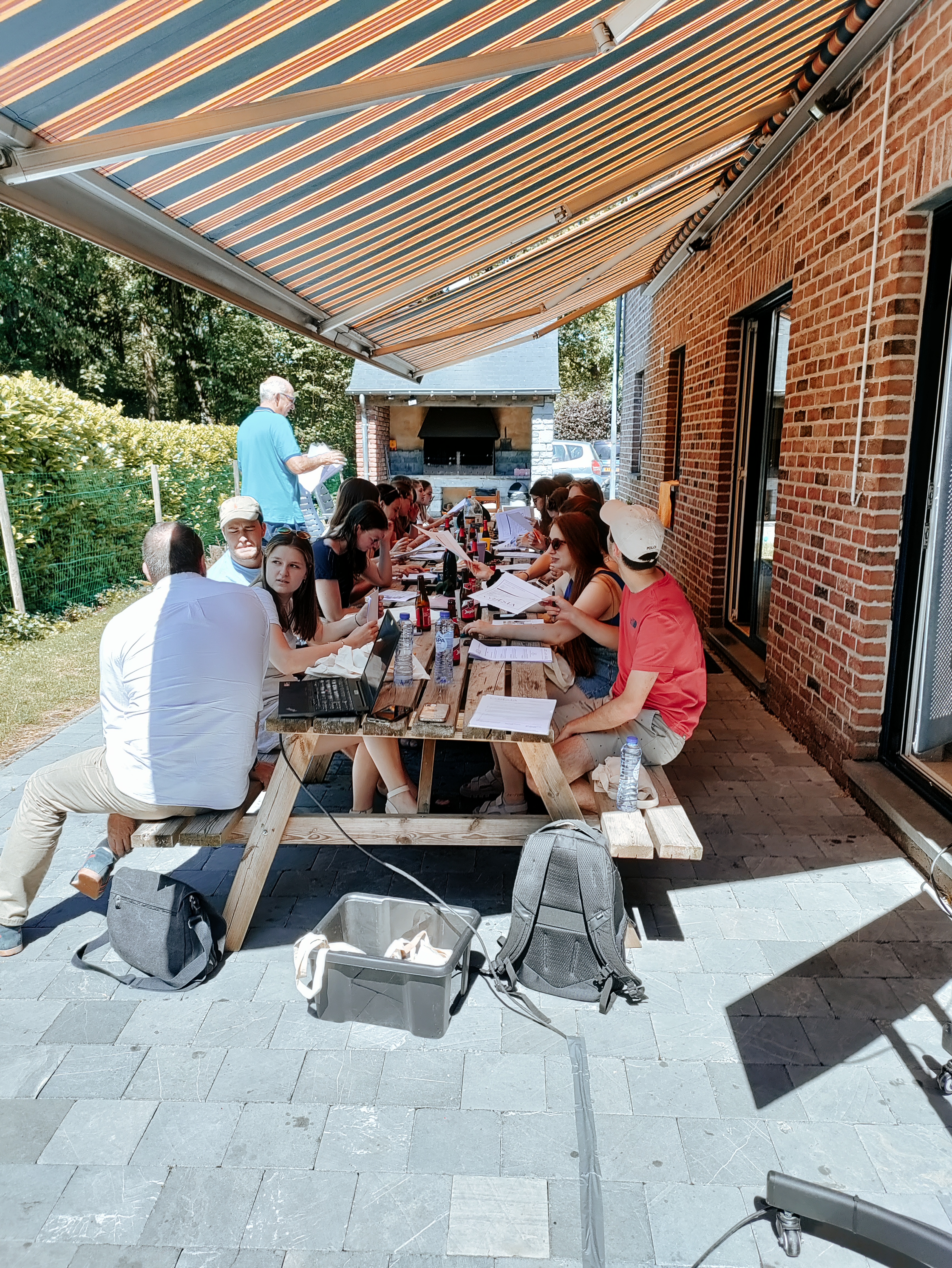 Table longue en terrasse, échanges entre convives