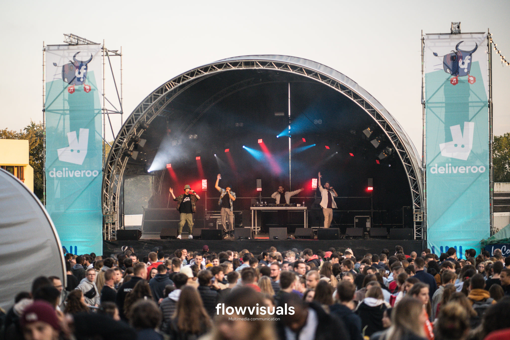 Concert sur la grande scène de l'Unifestival, bannières Deliveroo de chaque côté