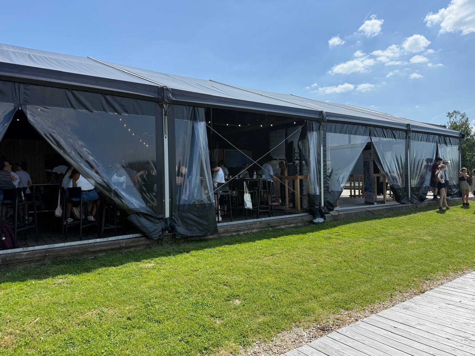 Extérieur de la tente brasserie Peak, rideaux ouverts