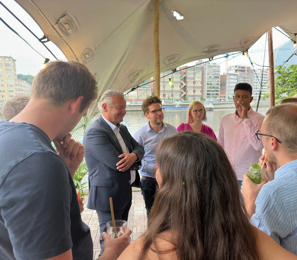 Terrasse en bord de Meuse, échange en petit comité