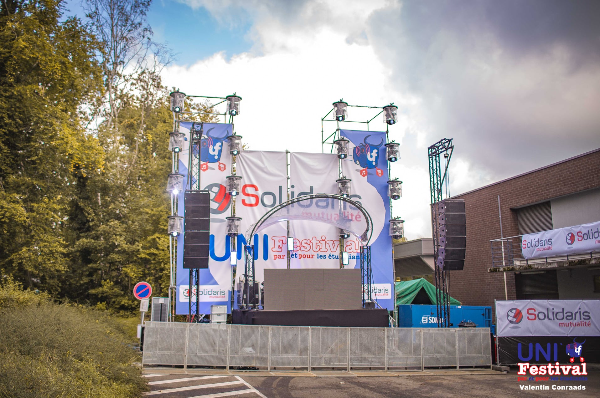 Scène Solidaris montée en journée, banderoles Unifestival